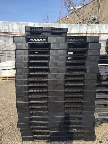 Plastic pallets 43&#034; x 55&#034; x 4&#034; (1100x1400x100mm) used for sale