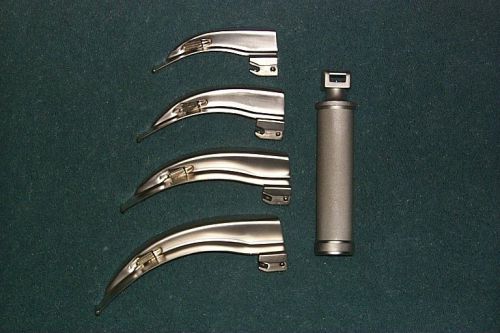 Laryngoscope with four blades with bulbs and a pouch