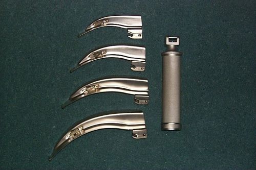Laryngoscope with four blades with bulbs and a pouch