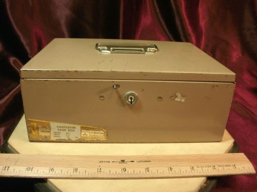 Vtg tan Herald Square Woolworth Metal Cantilever cash box - 4&#034;H x 10&#034;W x 7.25&#034;D