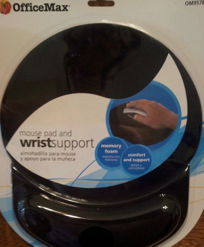 OFFICE MAX MOUSE PAD AND WRIST SUPPORT  NEW