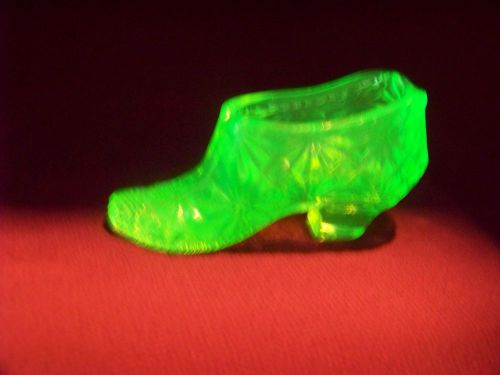 SMALL VASELINE URANIUM DAISY - BUTTON  LADY GLASS SLIPPER DAISY -BUTTON (13110)