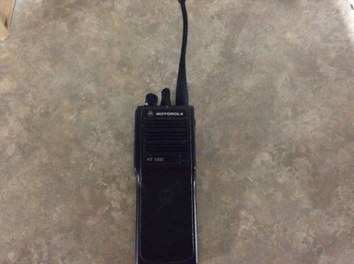 Motorola HT1000 UHF Model H01RDC9AA3BN Handheld Radio