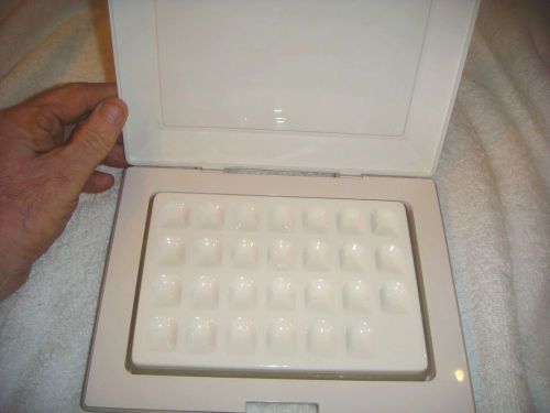 USED PORCELAIN PALETTE WITH HEAVY DUTY PLASTIC BOX W/SWING OPEN COVER - VG COND