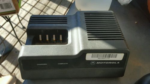 Motorola Single Slot Radio Charger Model NTN4633C - Guaranteed! - T1197