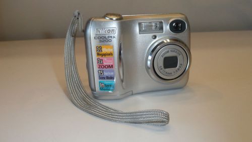 GG10: NIKON COOLPIX S3200 SILVER DIGITAL CAMERA