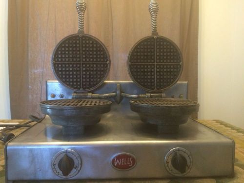 Wells Waffle Iron Maker Cast Iron Vintage Works Great Dual Griddle