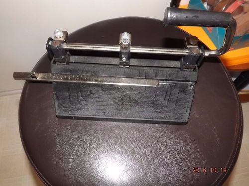 BOSTON HEAVY DUTY 2 OR 3 HOLE PAPER PUNCH W/ADJUSTABLE ON/OFF