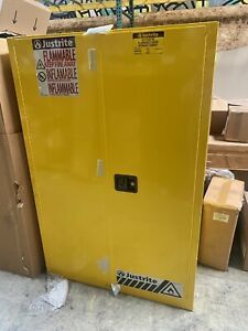 Justrite 894500 45 gal Flammable Cabinet, Manual Safety Door, 65&#034; x 43&#034; x 18&#034;