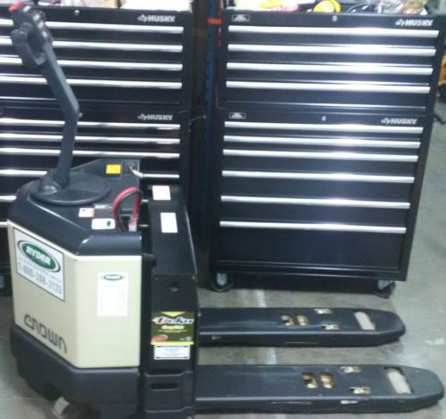 Crown walkie power pallet truck jack 6000 lbs, 39 hours of use, great machine. for sale