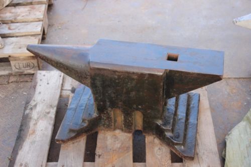 TOP PIECE ! HEAVYWEIGHT 440 lb EAST GERMAN BLACKSMITH ANVIL FORGE IRON MARKED