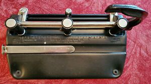 VINTAGE MASTER PRODUCTS MFG CO 3 HOLE PUNCH N0 5325B EXCELLENT CONDITION