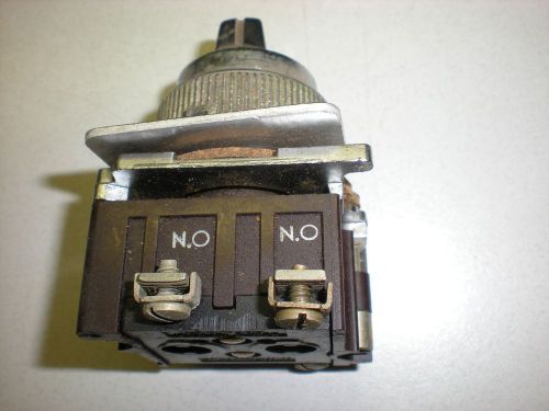 Cutler-Hammer 3-Position Selector Switch - (2) NO - 600V - Center Off - Right SR
