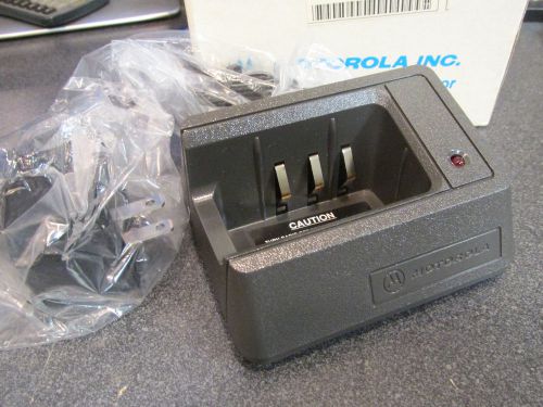 Motorola NTN4666B Compact Battery Charger for Motorola Radios