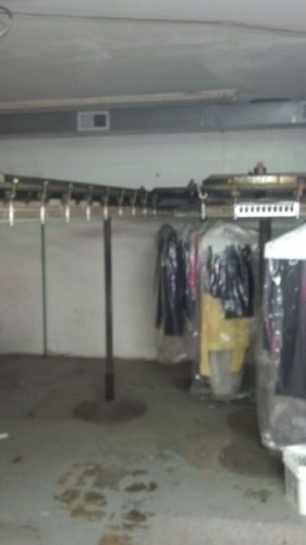 Dry cleaners clothes conveyor