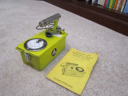 GEIGER COUNTER VINTAGE VICTOREEN MODEL CDV-700 WITH MANUAL