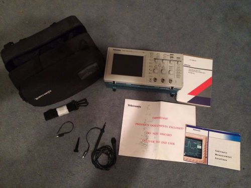 Nice Tektronix TDS210 Portable  Digital Oscilloscope with P6112 probe and CASE