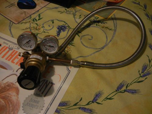 Vwr co2 regulator, 3,000 psi max in/ 15psi out, with cryo hose and cga 320 for sale