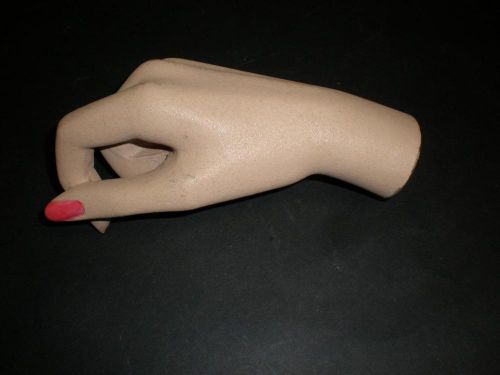 RIGHT HAND FOR A VINTAGE FEMALE MANNEQUIN - VERY GOOD CONDITION -