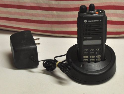 Motorola MTX8250 Radio 128 CH 800 MHz AAH25UCH6GB6AN with charger