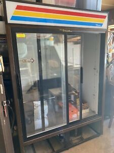 TRUE commercial glass 2 slide door beverage merchandiser refridgerator