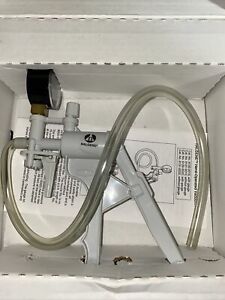 Nalgene Hand-Operated Vacuum Pump with Gauge