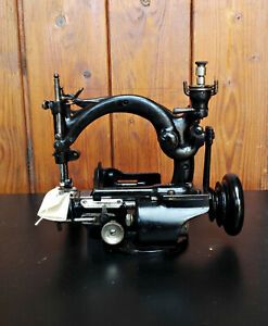 Willcox &amp; Gibbs Straw Braid chain stitch hat machine with cord sewing attachment