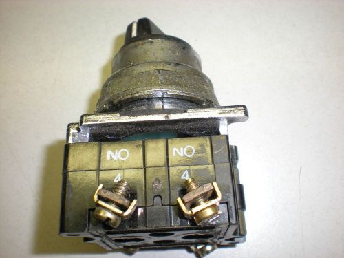 Cutler-Hammer 3-Position Selector Switch - (2) NO - 600V - Center Off