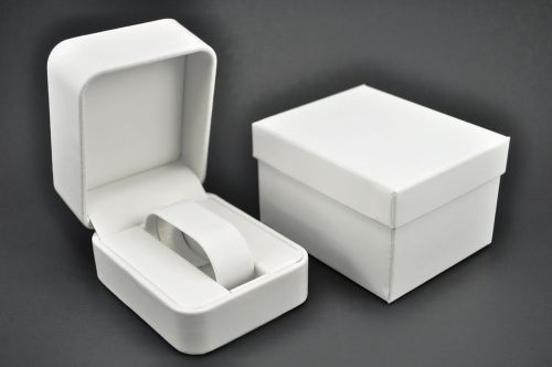 Deluxe White Leatherette Round Corner Watch Bracelet Jewelry Gift Box (RC01)