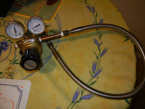 Vwr oxygen regulator, 3,000 psi max in/ 15psi out, with cryo hose and cga 540 for sale