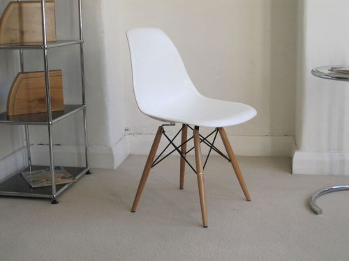 BID FOR - Repro of Charles Eames DSW chair in White plastic with Maple legs
