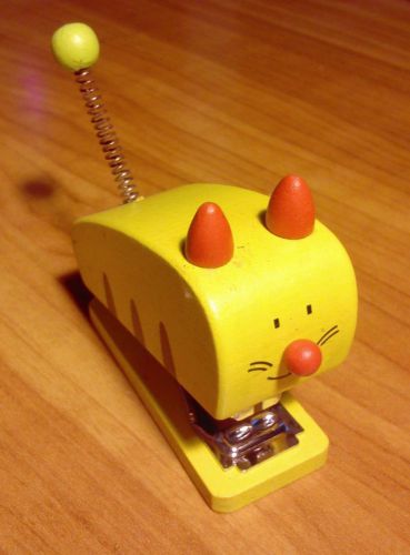 Mini Stapler Wooden Figure Cat - Yellow - Ideal For Kids &amp; School -New -FREE P&amp;P