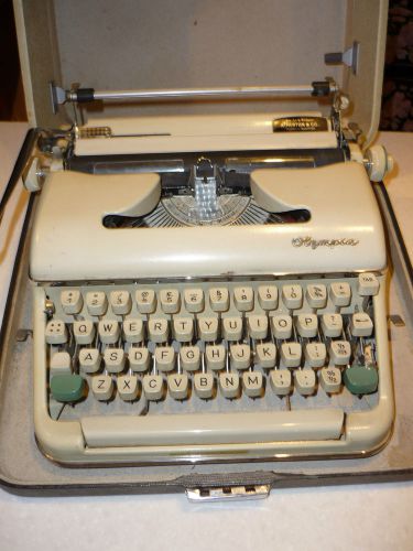 Vintage Olympia Portable Typewriter &amp; Case cream body &amp; keys German