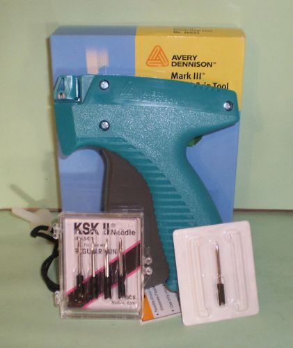 AVERY DENNISON STANDARD CLOTHING TAGGING TAGGER TAG GUN WITH 4 EXTRA NEEDLES