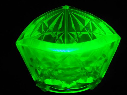 Green Vaseline glass Triangle star tabletop toothpick holder uranium Canary glow